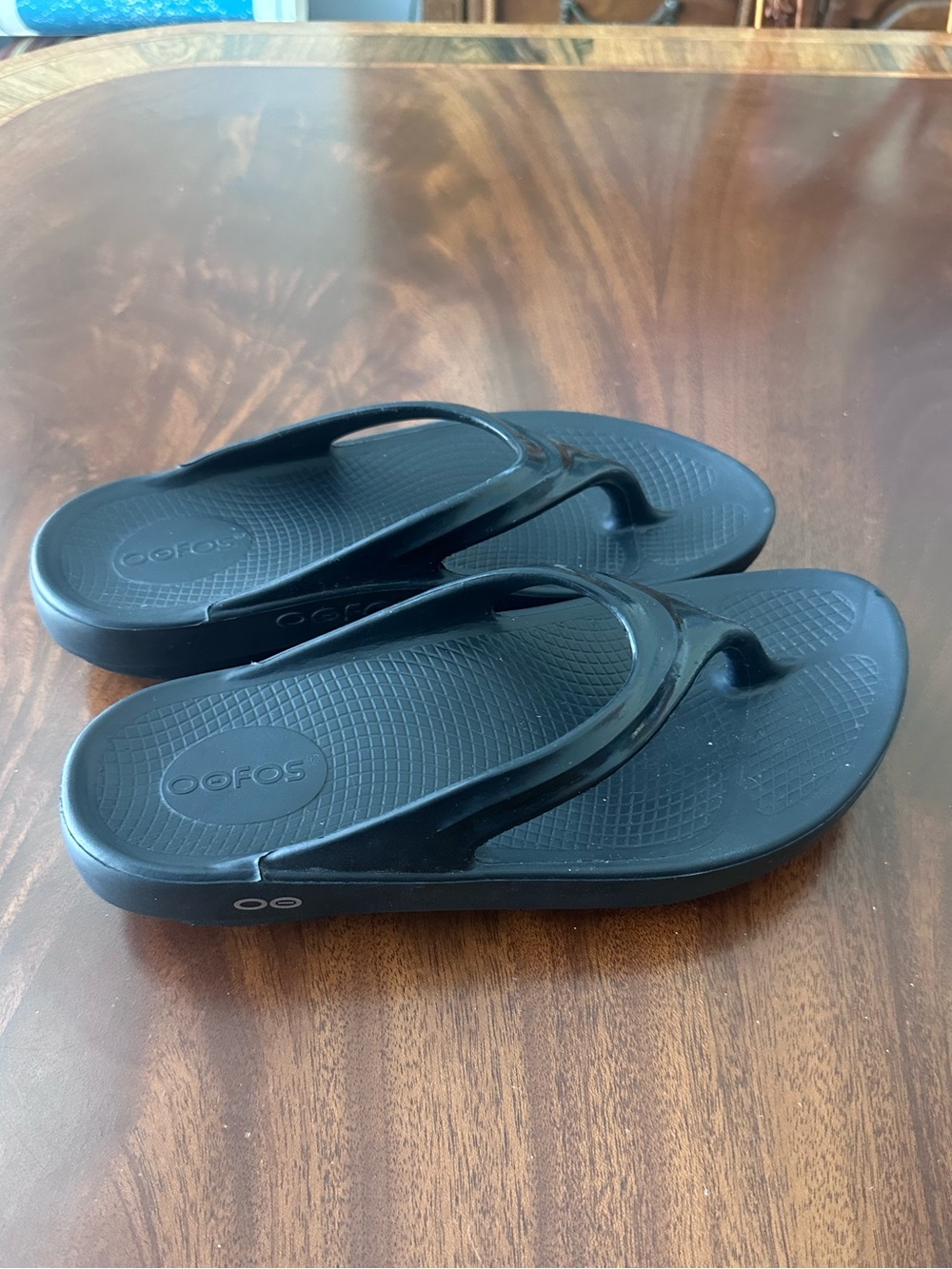 OOFOS OOlala recovery sandals in black size 39 (US 8.5-9)